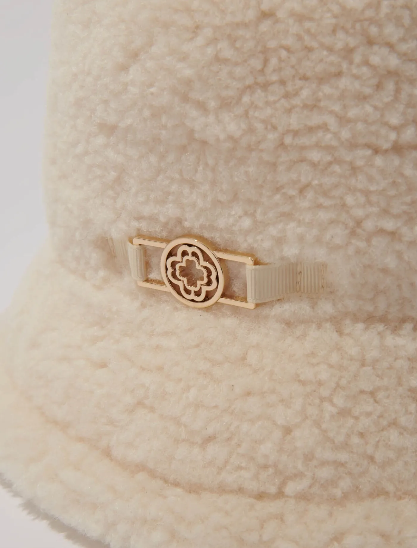 faux_fur_bucket_hat_2.webp Faux fur bucket hat^Maje Flash Sale