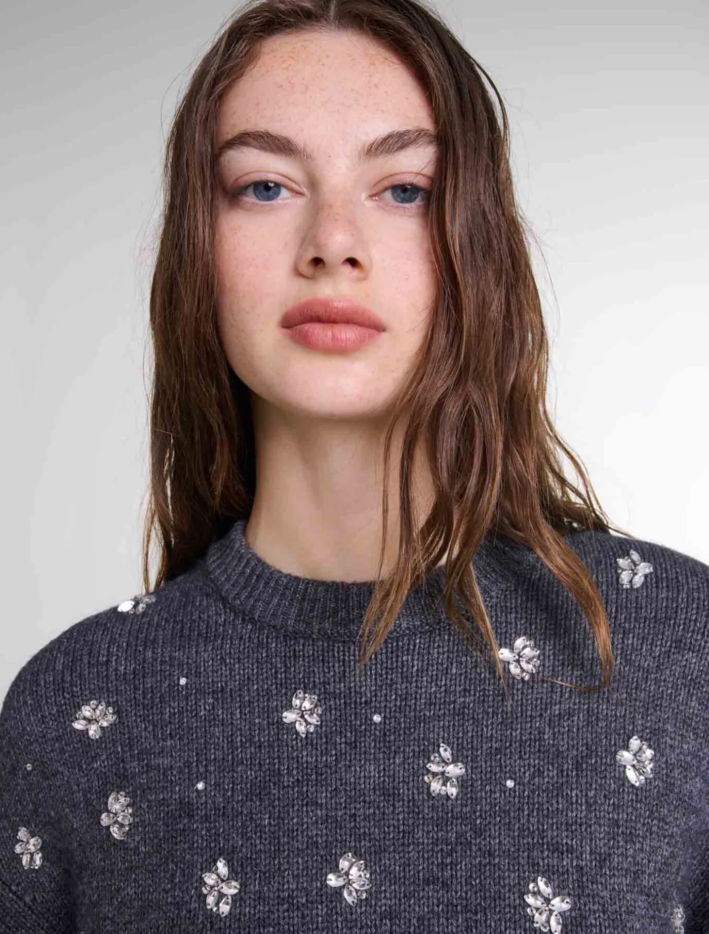 knitted_jumper_with_rhinestones_4.webp Knitted jumper with rhinestones^Maje Shop