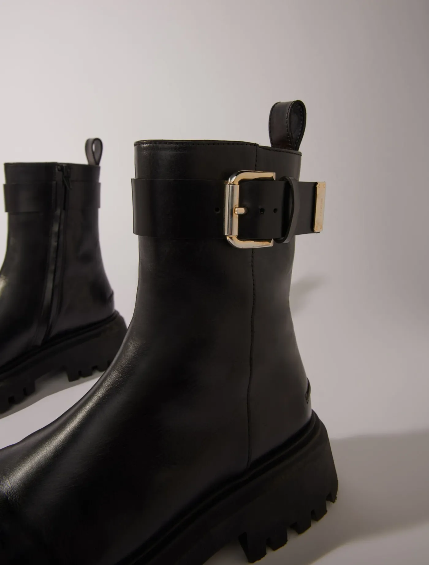 leather_ankle_boots_with_buckles_2.webp Leather ankle boots with buckles^Maje Discount