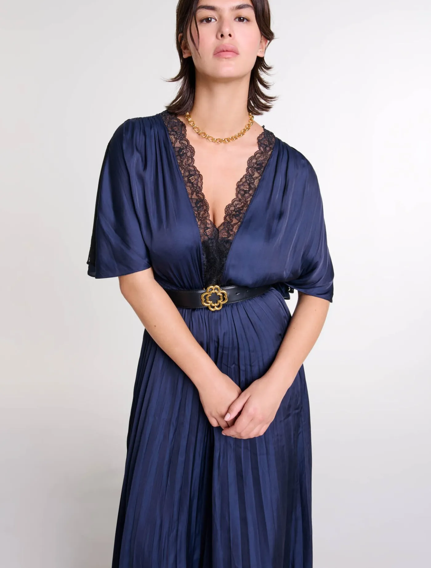 pleated_maxi_dress_with_lace_2.webp Pleated maxi dress with lace^Maje Best Sale