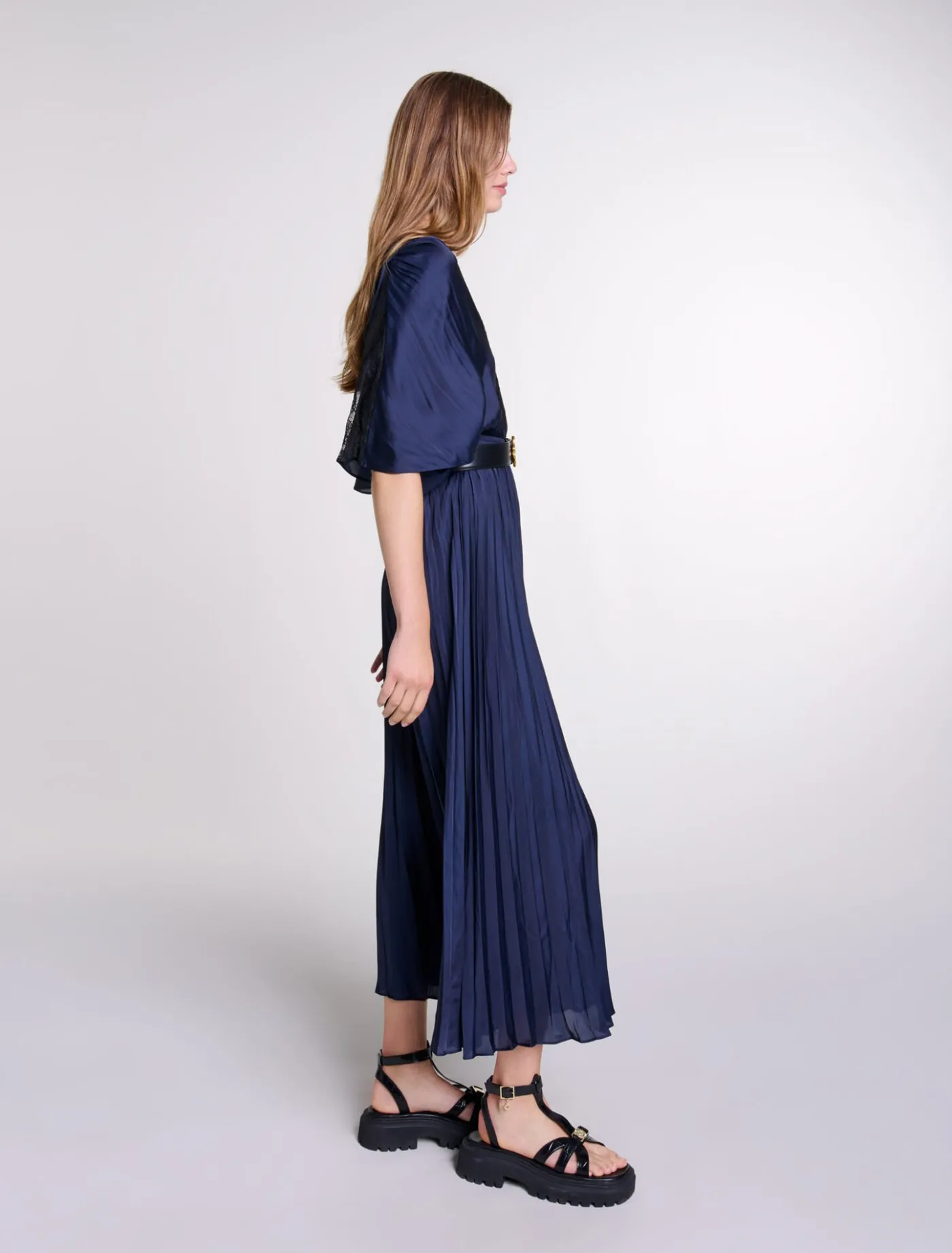 pleated_maxi_dress_with_lace_3.webp Pleated maxi dress with lace^Maje Best Sale