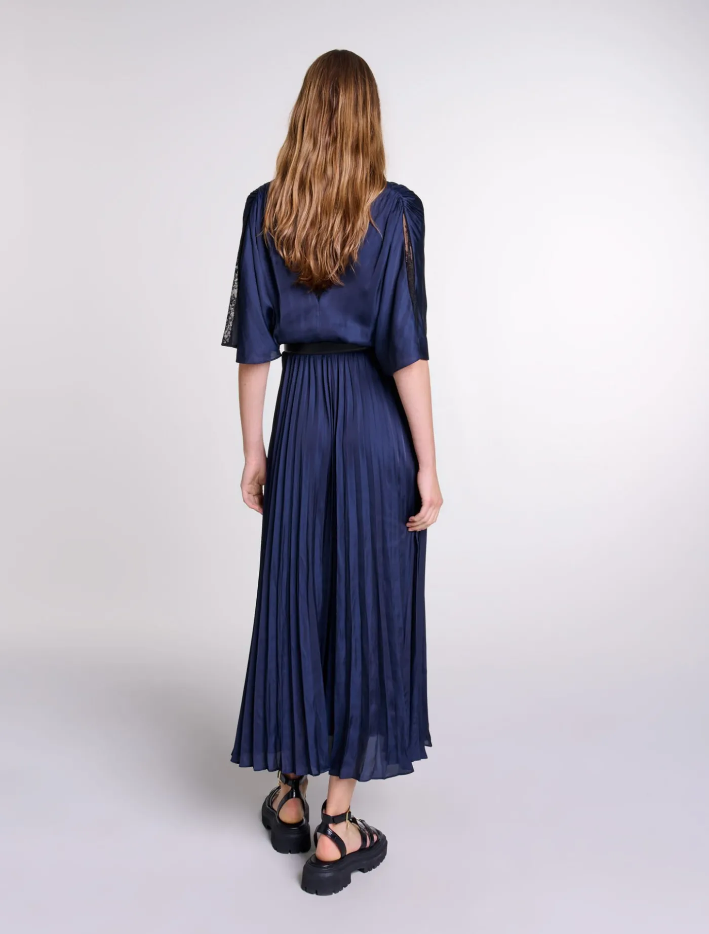 pleated_maxi_dress_with_lace_4.webp Pleated maxi dress with lace^Maje Best Sale