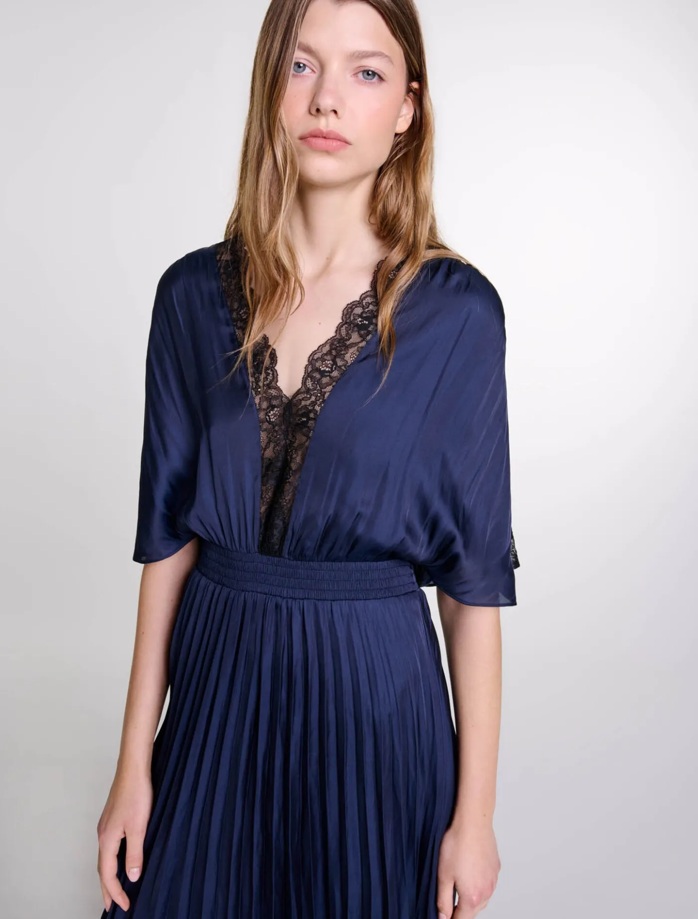 pleated_maxi_dress_with_lace_5.webp Pleated maxi dress with lace^Maje Best Sale