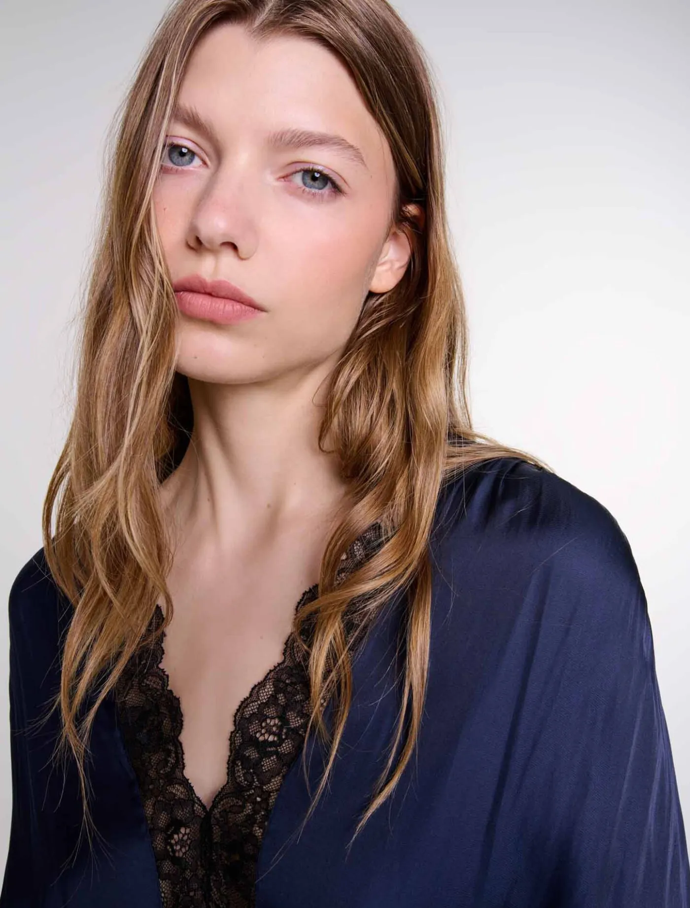 pleated_maxi_dress_with_lace_7.webp Pleated maxi dress with lace^Maje Best Sale