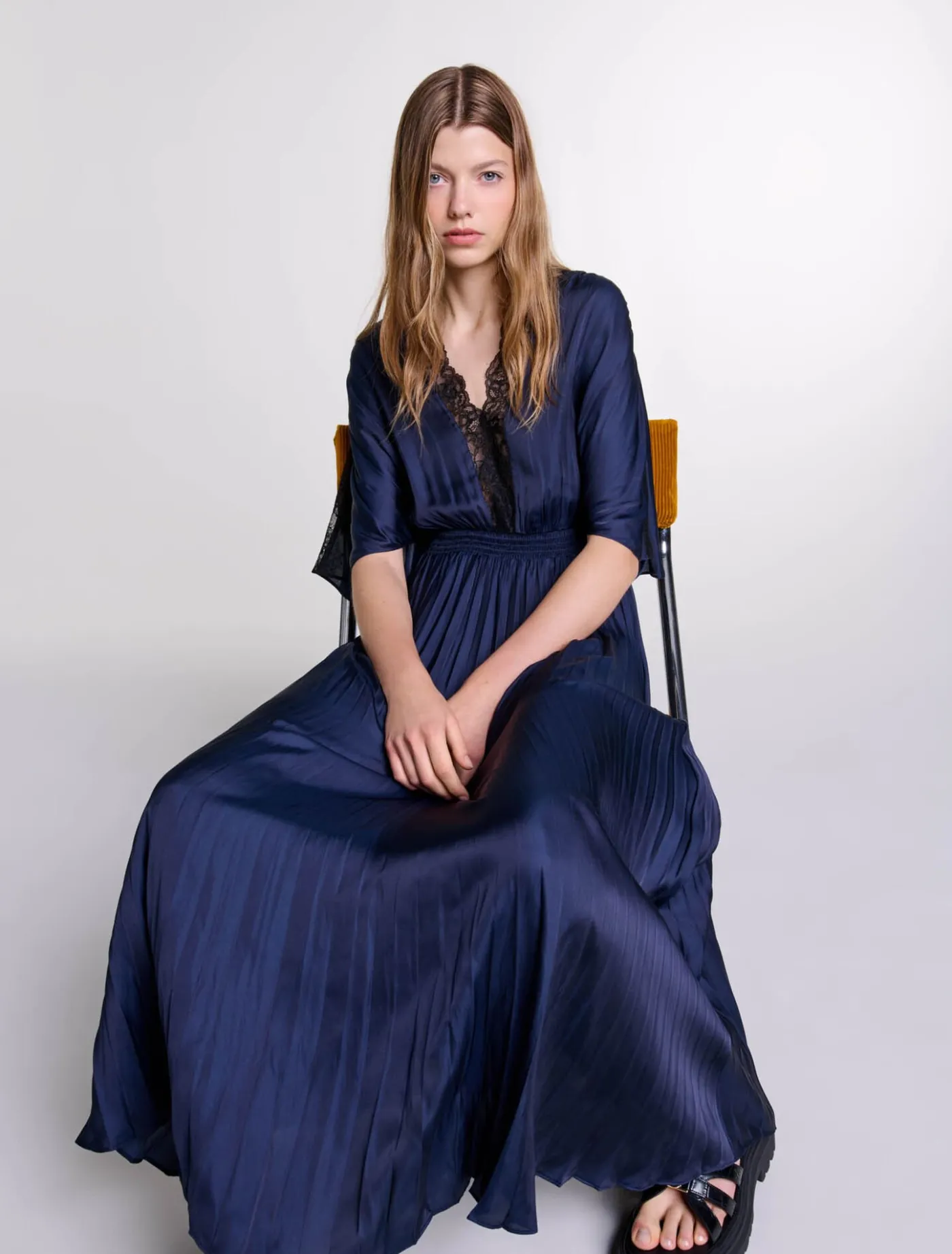 pleated_maxi_dress_with_lace_8.webp Pleated maxi dress with lace^Maje Best Sale