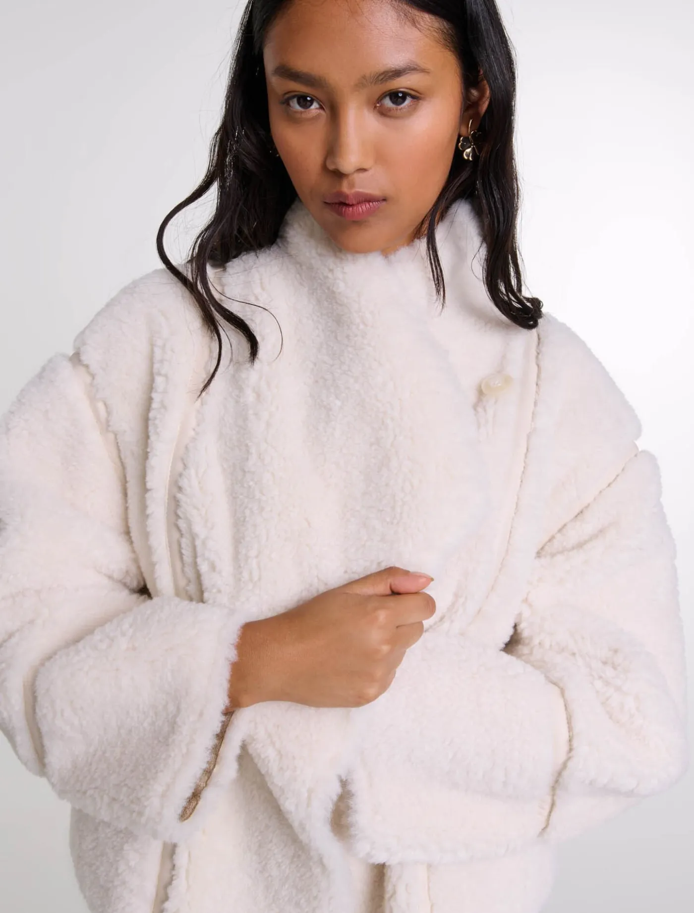 short_faux_fur_coat_5.webp Short faux fur coat^Maje Store
