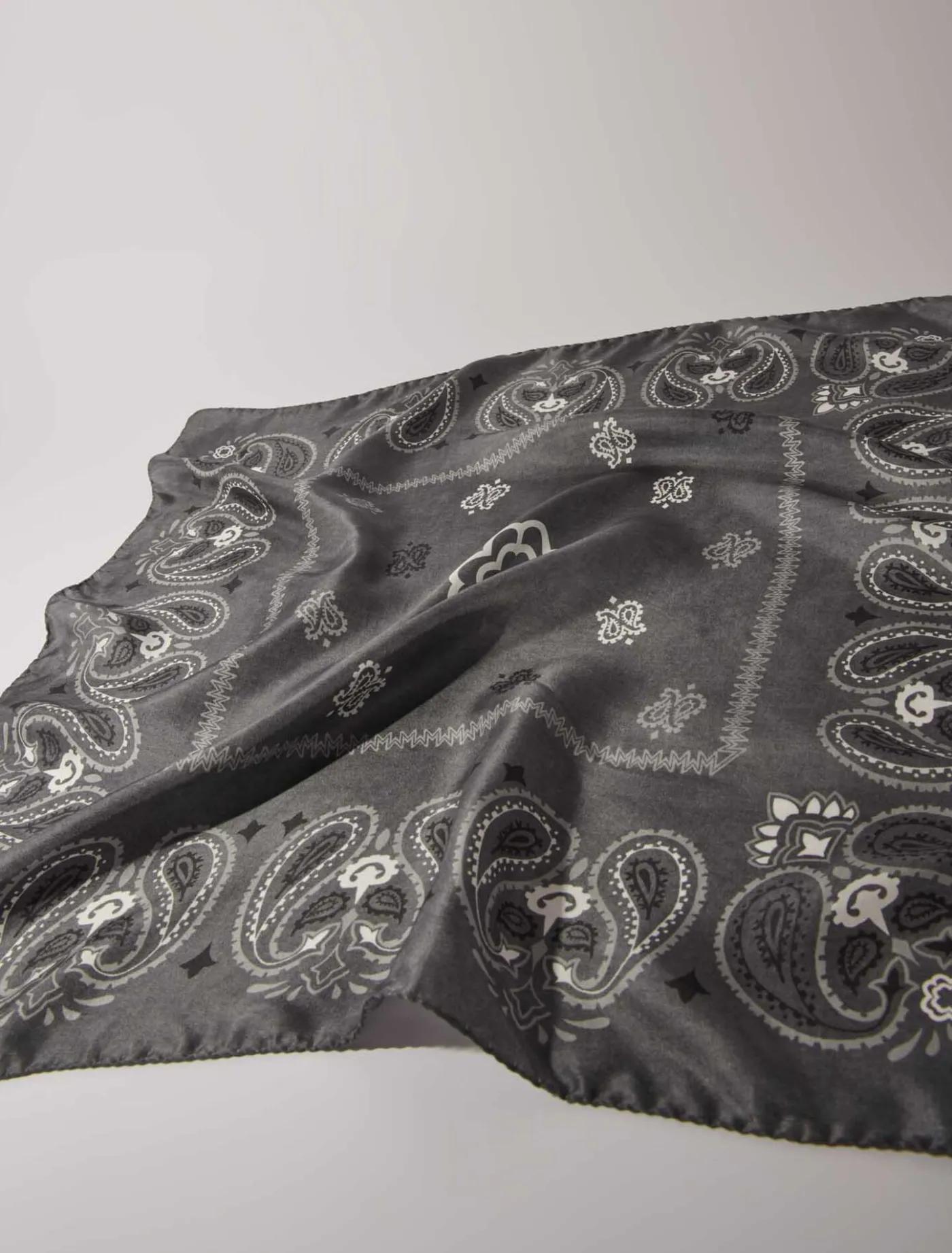 silk_paisley_print_bandana_2.webp Silk paisley print bandana^Maje Sale