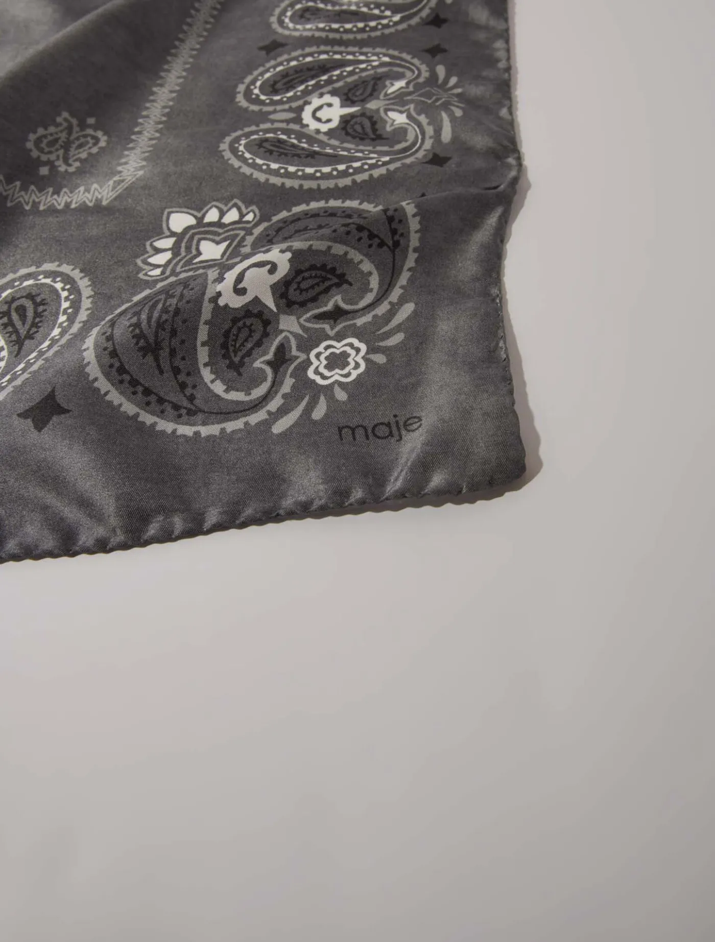 silk_paisley_print_bandana_3.webp Silk paisley print bandana^Maje Sale
