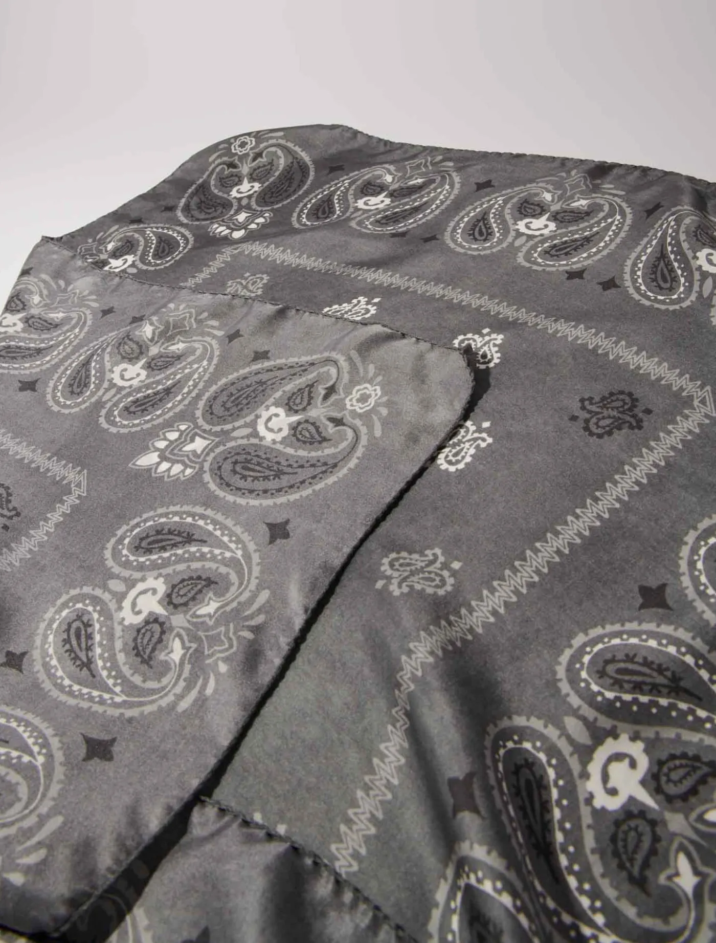 silk_paisley_print_bandana_4.webp Silk paisley print bandana^Maje Sale