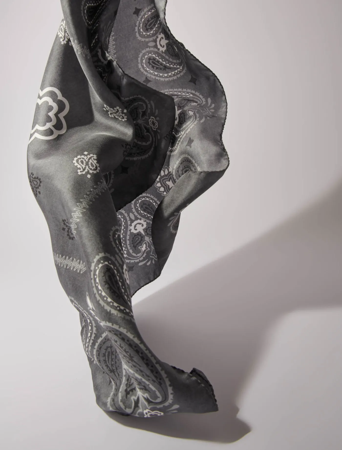 silk_paisley_print_bandana_5.webp Silk paisley print bandana^Maje Sale