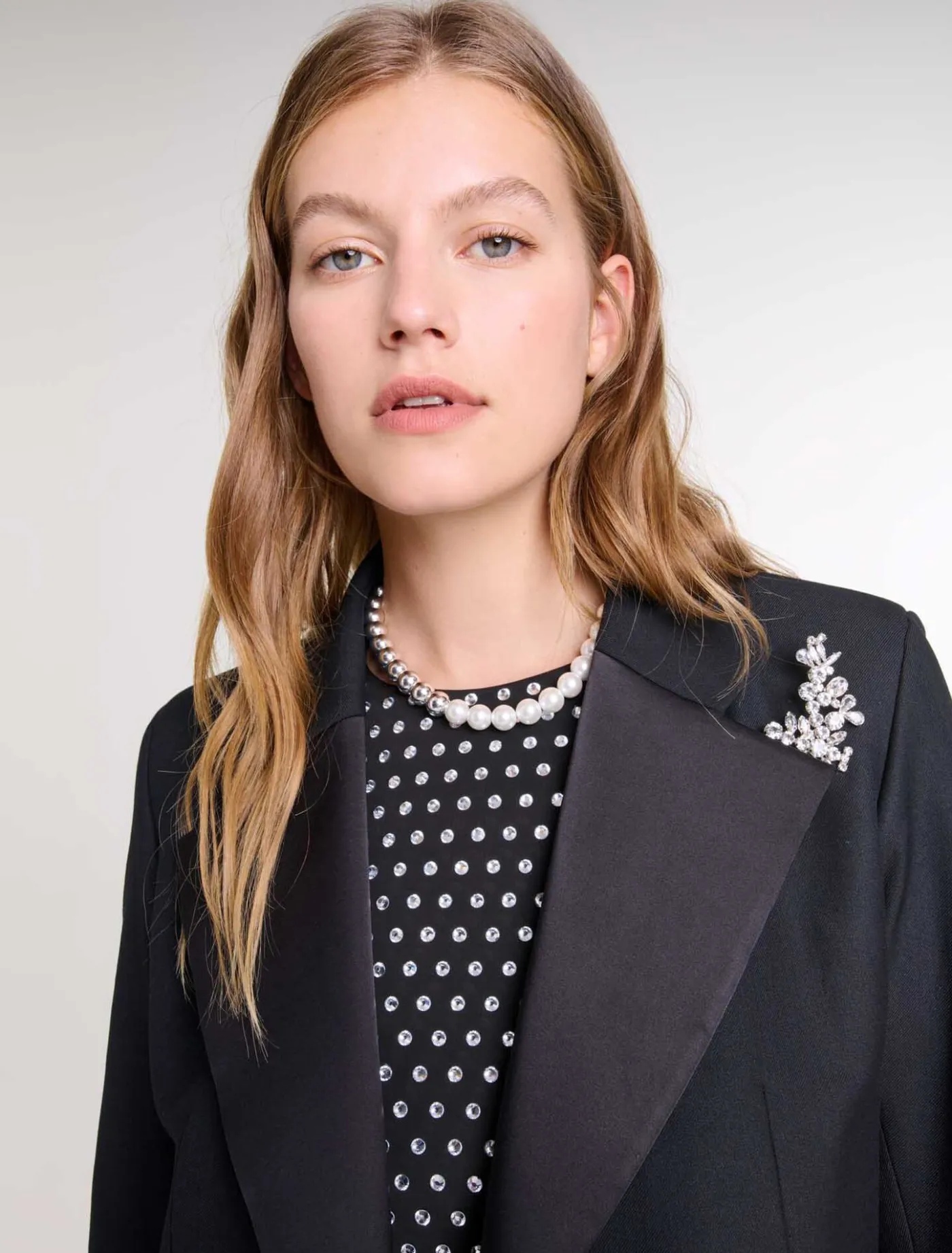 suit_jacket_with_brooch_4.webp Suit jacket with brooch^Maje Sale